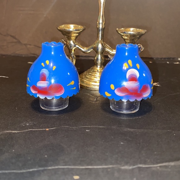 Vintage 1960s lantern salt and pepper shaker. - Picture 2 of 3